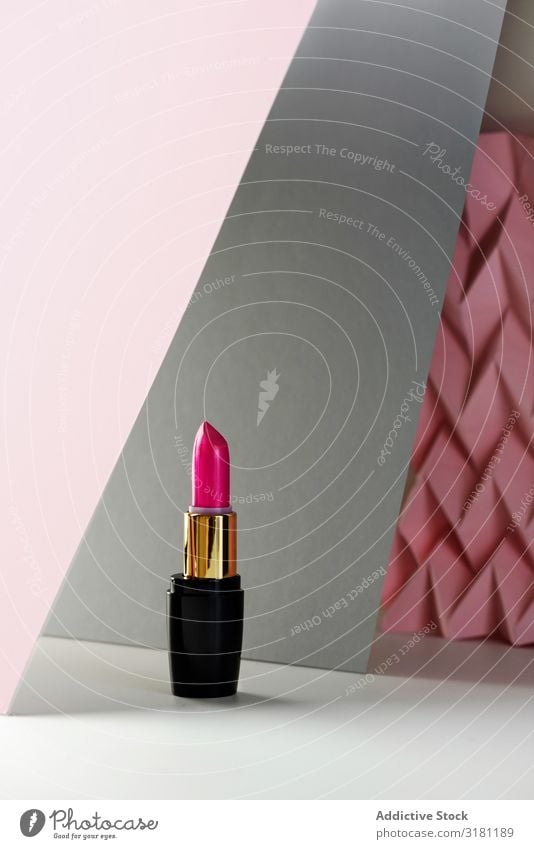 Lippenstift auf erhabenem rosa Chevron. Produkt- und Aufmachungskonzept Schminke Kosmetik Beautyfotografie Hintergrundbild Menschenleer Mode Stillleben Stock