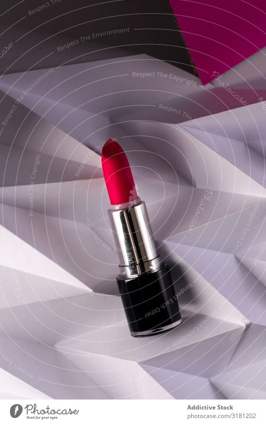 Rosa Lippenstift auf weißem, erhabenem Chevron. Produkt und zeitgemäßes Konzept rosa rot mehrfarbig Stillleben Glamour Frau Hintergrundbild Kosmetik sehr wenige