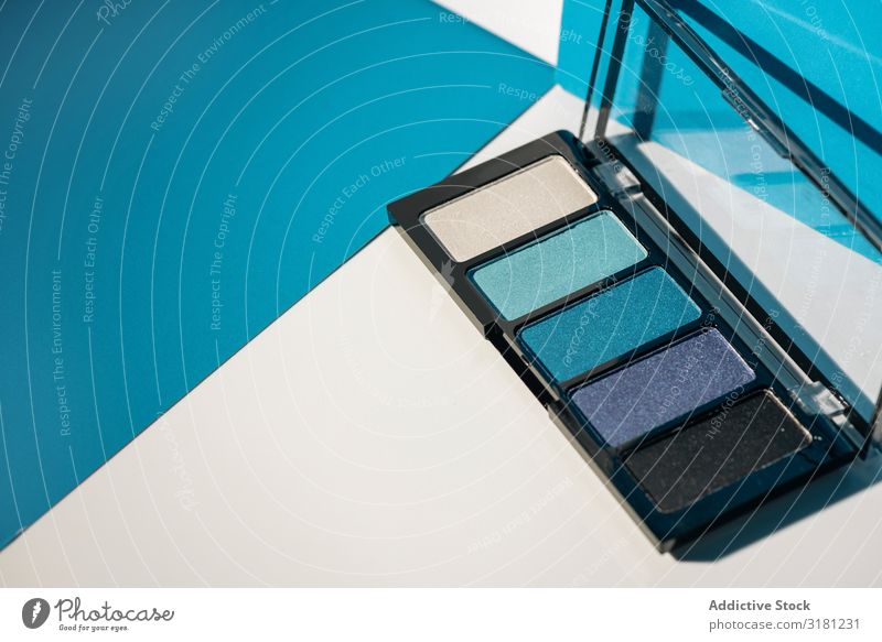 weiche blaue Lidschattenpalette auf geometrischem Hintergrund. weiches Blau Palette Schminke machen Auge Schatten nach oben Pulver Produkt Kosmetik Kulisse weiß