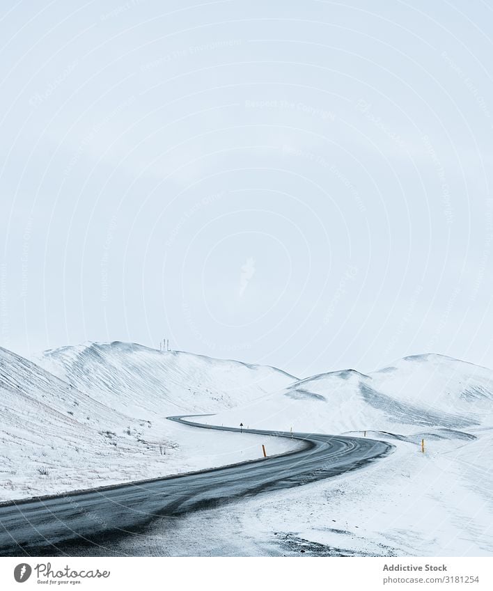 Verschneite Straße in Island Winter Berge u. Gebirge Schnee Landschaft Ring blau Himmel Asphalt Natur Hintergrundbild weiß Ferien & Urlaub & Reisen kalt Europa