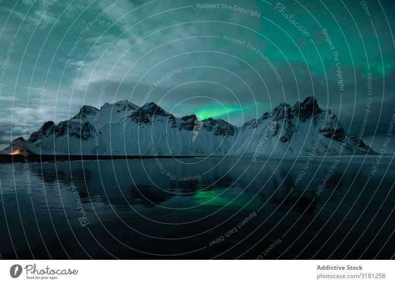 Verschneite Berge, die den Nebel bedecken. Hügel Schnee borealis nördlich Licht deckend Bevorratung Ferien & Urlaub & Reisen Tourismus Natur Island Landschaft