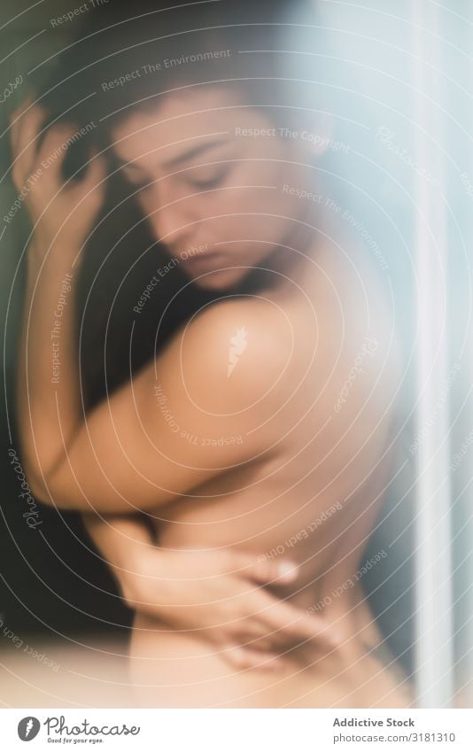 Oben ohne sinnliche Frau zu Hause verführerisch oben ohne berühren nackt genießen Haut Beautyfotografie Augen geschlossen Erotik lässig Strukturen & Formen