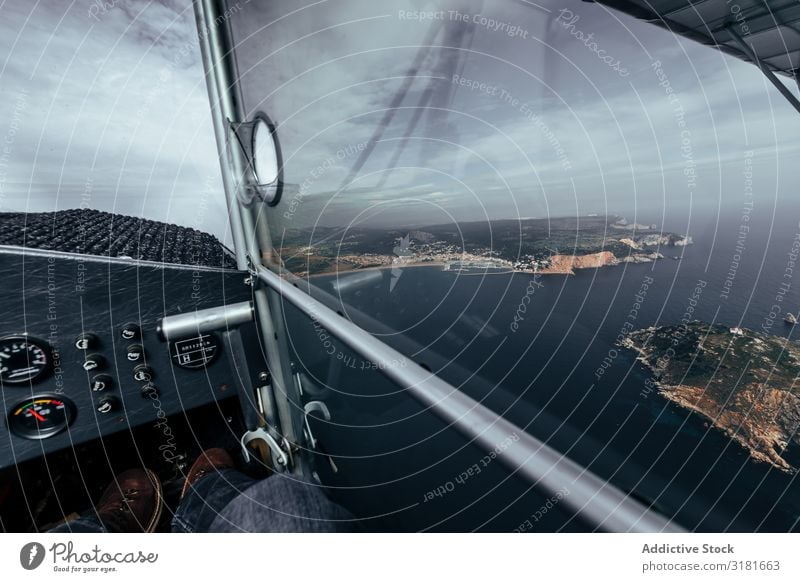 Flug über Inseln in der Mitte des Meeres Flugzeug Fluggerät Aussicht Fenster Sommer Natur blau Himmel Ferien & Urlaub & Reisen Landschaft Horizont Luft Fliege