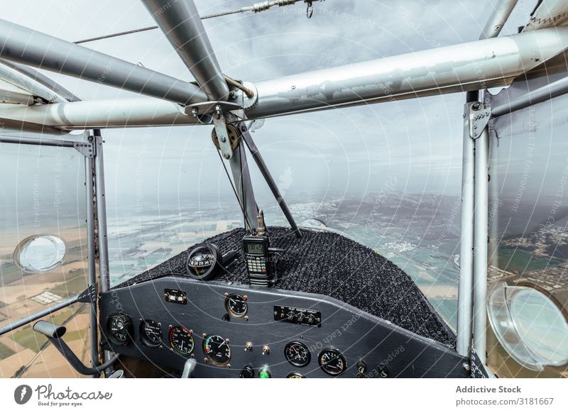 Luftaufnahme aus dem Cockpit eines Kleinflugzeugs Aussicht Pilot klein Flugzeug Fluggerät Innenarchitektur Etage Verkehr Licht Innenaufnahme Luftverkehr Fliege