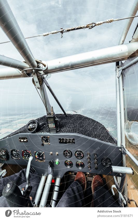 Luftaufnahme aus dem Cockpit eines Kleinflugzeugs Aussicht Pilot klein Flugzeug Fluggerät Innenarchitektur Etage Verkehr Licht Innenaufnahme Luftverkehr Fliege