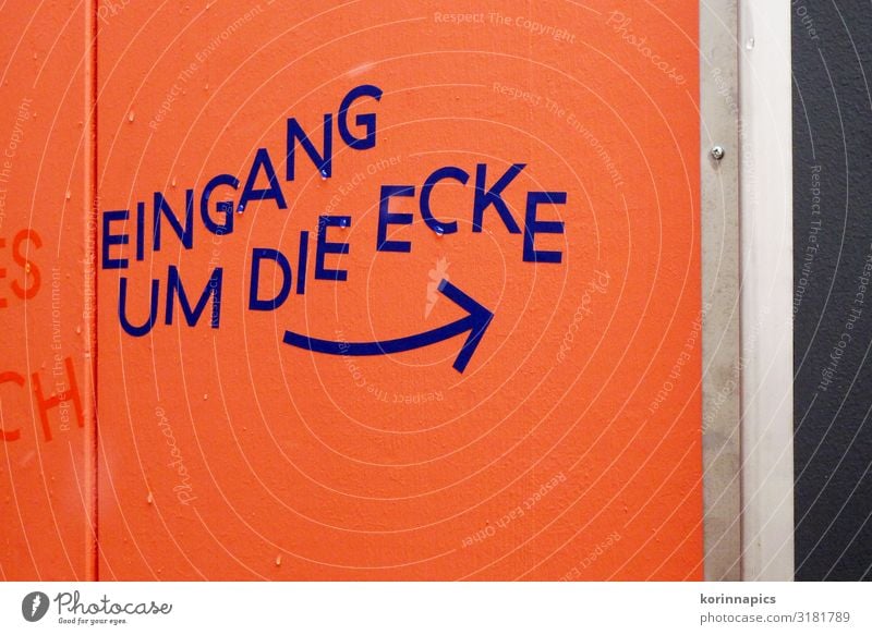 Eingang ums Eck kaufen Veranstaltung Zeichen Schriftzeichen Schilder & Markierungen Hinweisschild Warnschild Pfeil gehen warten orange Ecke Schwarzweißfoto