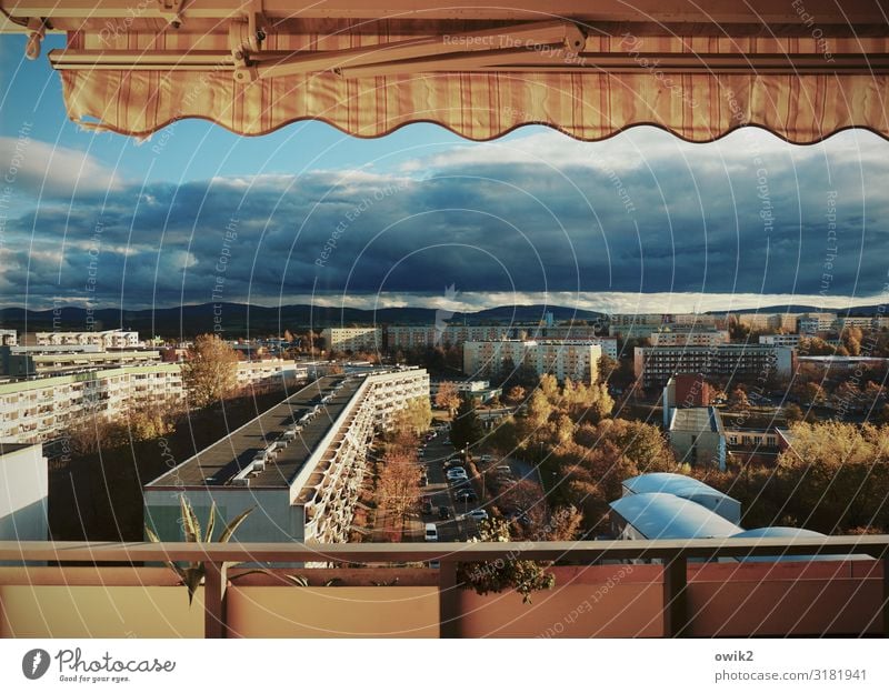 Blockade Himmel Wolken Horizont Herbst Schönes Wetter Baum Hügel Bautzen Deutschland Kleinstadt Stadtrand bevölkert Haus Gebäude Plattenbau Mauer Wand Balkon