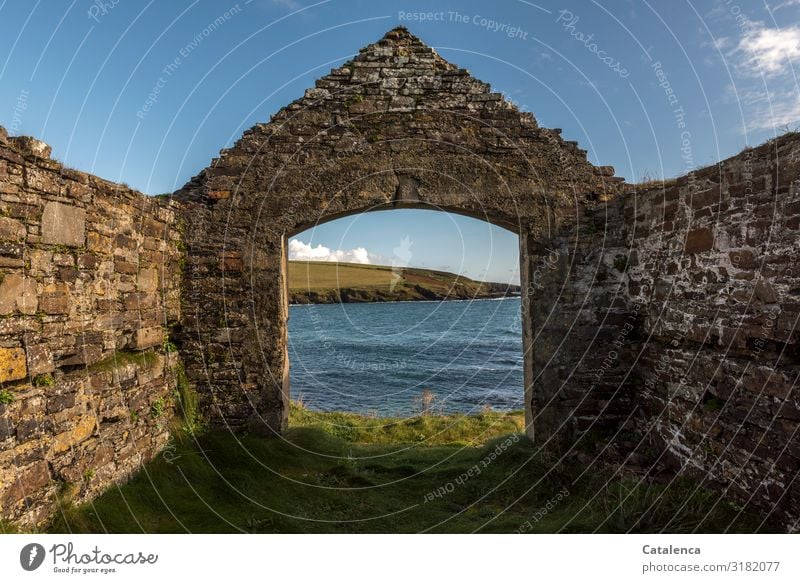 Eine Hausruine mit Aussicht aufs Meer Strand Wellen wandern Landschaft Wasser Himmel Wolken Horizont Schönes Wetter Gras Wiese Felsen Küste Bucht Atlantik