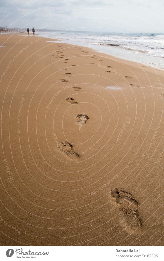 Fußabdrücke an einem Strand Schwimmen & Baden Ferien & Urlaub & Reisen Sommer Meer Wellen Mensch 2 Landschaft Sand Wasser Wolken Schönes Wetter Fußspur gehen