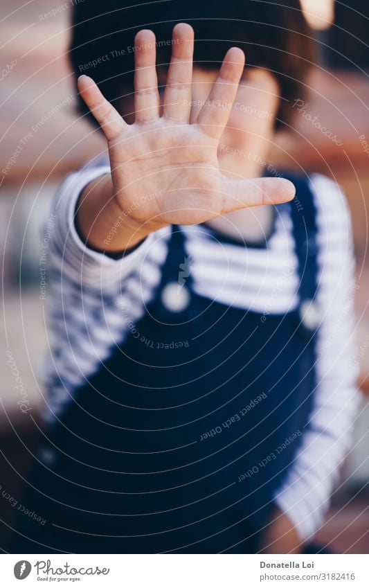 Kleiner Junge mit offener Hand Kind Kleinkind Mann Erwachsene Kindheit Finger 1 Mensch 3-8 Jahre trotzig braune Haare lässig Kaukasier Entwurf abgedeckte Fläche