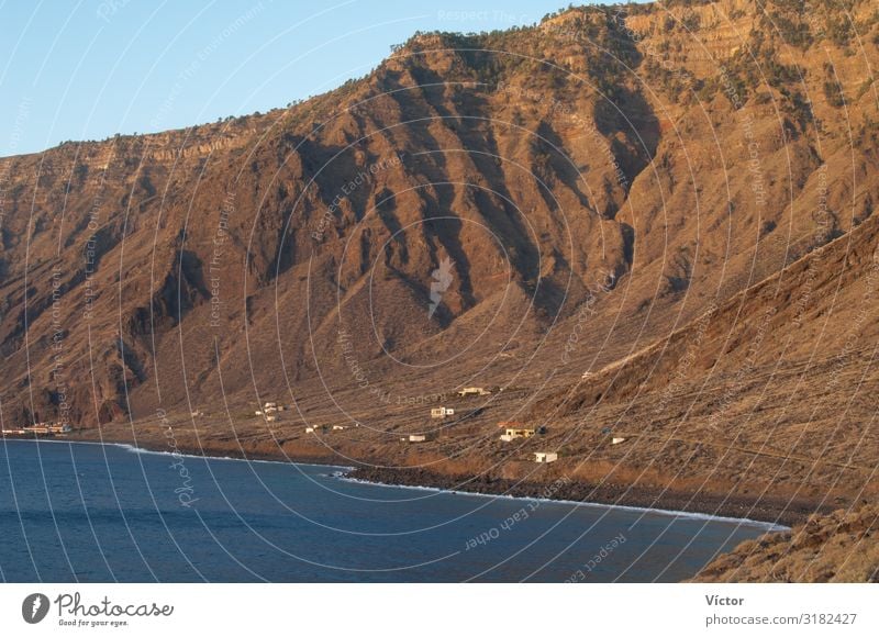 Klippen- und Küstenlandschaft. Naturdenkmal Las Playas. Valverde. El Hierro. Kanarische Inseln. Spanien. Landschaft Wasser Berge u. Gebirge Bucht natürlich