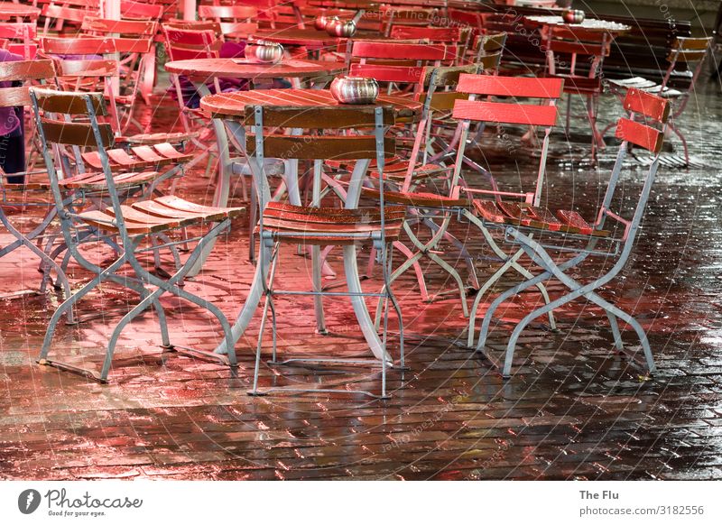 Das lange Warten auf Gäste Bier Wein Regen Stadtzentrum Altstadt Menschenleer Kopfsteinpflaster warten braun rot schwarz silber Tisch Stuhl Biergarten nass