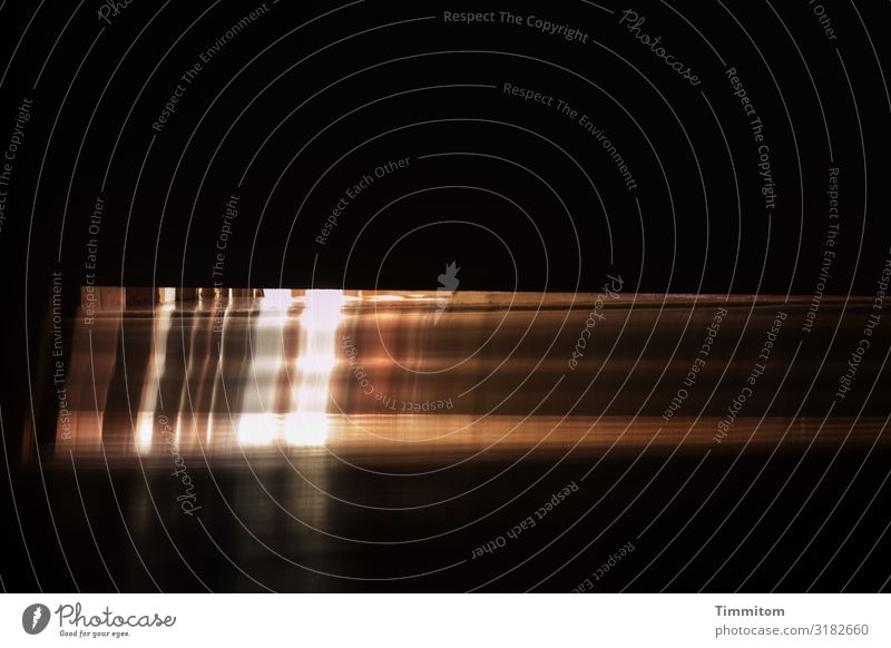 Von irgendwo kommt ein Lichtlein her! Häusliches Leben Holz ästhetisch dunkel hell braun schwarz weiß Gefühle Altbau Wohnungstür Eingangstür Spalte erleuchten