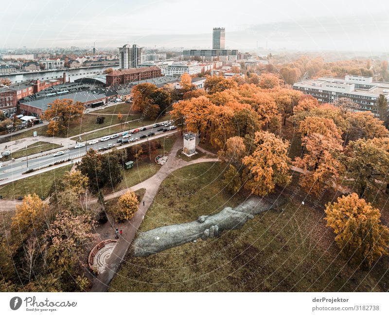 Rasenkunst mit Panormablick über Treptow Ferien & Urlaub & Reisen Tourismus Ausflug Ferne Freiheit Sightseeing Städtereise Umwelt Park Hauptstadt Haus Bauwerk