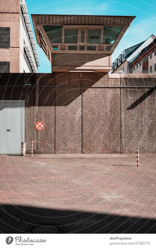 Wachturm Justizvollzugsanstalt Moabit Turm Bauwerk Gebäude Architektur Mauer Wand Wahrzeichen Denkmal bedrohlich kalt Klischee Macht Sicherheit Ausdauer