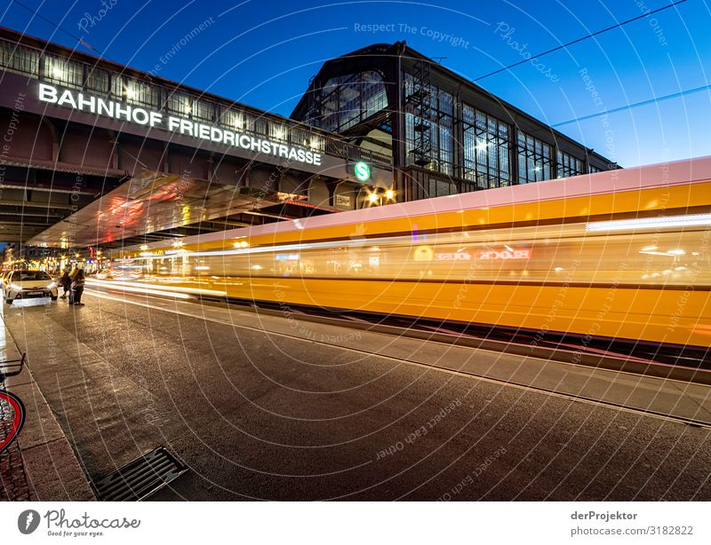 Nachtzug am Bahnhof Friedrichstraße Ferien & Urlaub & Reisen Tourismus Ausflug Sightseeing Städtereise Stadtzentrum Bauwerk Gebäude Architektur Sehenswürdigkeit