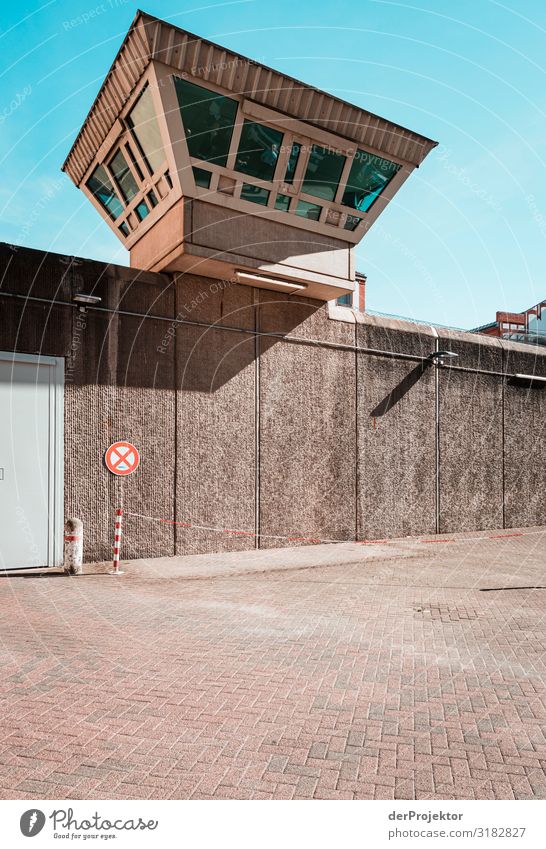 Gefängnis-Wachturm in Berlin Moabit Freiheit Bauwerk Gebäude Architektur Mauer Wand Fassade Rechtschaffenheit Gerechtigkeit Sehnsucht Heimweh Fernweh