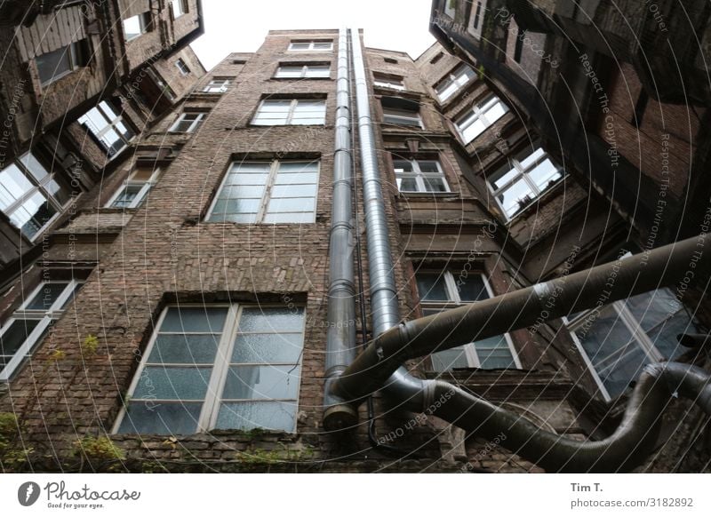 Hinterhof Berlin Prenzlauer Berg Stadt Hauptstadt Stadtzentrum Altstadt Menschenleer Haus Bauwerk Gebäude Fenster Schornstein Häusliches Leben Dunstabzug