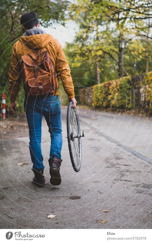 Fahrrad kaputt maskulin Junger Mann Jugendliche Erwachsene 18-30 Jahre 30-45 Jahre gehen Wege & Pfade Fahrradreifen Reparatur Reifenpanne Teile u. Stücke