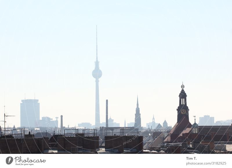 Berlin Prenzlauer Berg Stadt Hauptstadt Stadtzentrum Altstadt Skyline Menschenleer Haus Hochhaus Kirche Sehenswürdigkeit Fernsehturm Horizont Identität