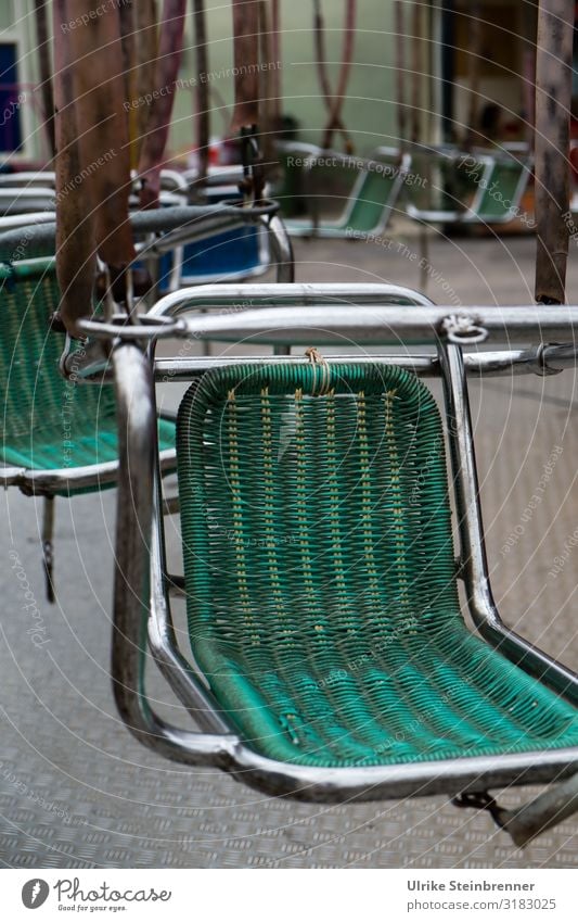 Grüner Sitz eines Kettenkarussells auf dem Dorffest Karussell Kettenflieger Kettenprater Metall Metallstange Fest Volksfest Kirmes Vergnügen Fahrgastsitz grün