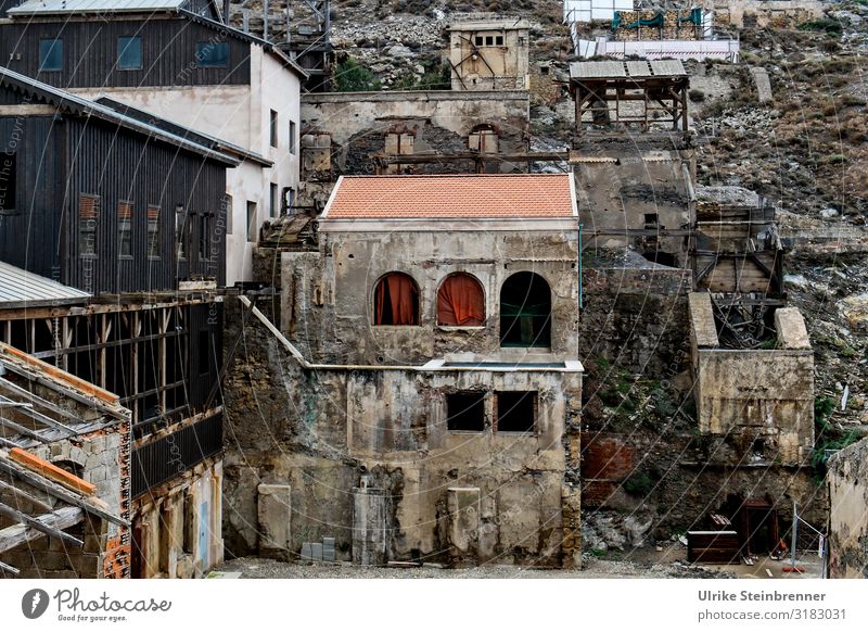 Verlassenes Bergwerk in Argentiera Sardinien Abbau Silberbergwerk Erzbergwerk verlassene Orte historisch alt aufgegeben verfallen Verfall Geschichte Gebäude