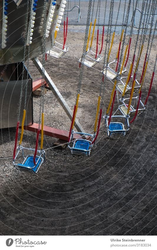 Verlassenes Kettenkarussell auf dem Dorffest Karussell Kettenflieger Kettenprater Sitz Metall Fest Volksfest Kirmes Vergnügen Fahrgastsitz Plastik Fahrgeschäft