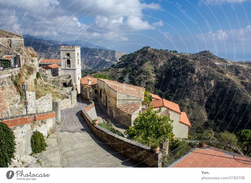 Savoca Himmel Wolken Baum Hügel Felsen Berge u. Gebirge Sizilien Italien Dorf Haus Kirche Turm Mauer Wand authentisch Farbfoto mehrfarbig Außenaufnahme