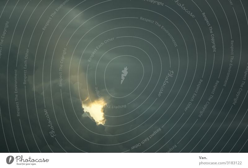 Durchbruch Natur Himmel Wolken Gewitterwolken Sonne schlechtes Wetter außergewöhnlich dunkel blau gelb Farbfoto Gedeckte Farben Außenaufnahme Detailaufnahme