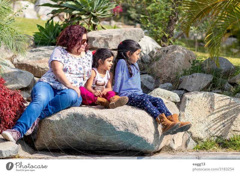 Niedliche Familie von Mutter und Töchtern im Garten Lifestyle Freude Glück schön Gesicht Feste & Feiern Kindererziehung Mensch feminin Kleinkind Mädchen Frau