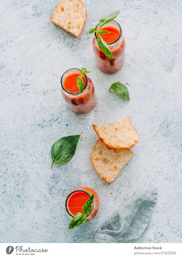 Servierte Flaschen mit Gazpacho-Sop und Toast Suppe serviert Zusammensetzung frisch Gemüse gebastelt Spanisch Essen zubereiten Feinschmecker lecker Tomate