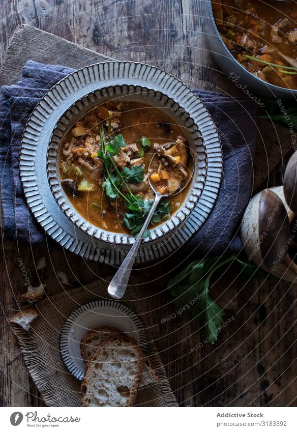 Brot und Petersilie in der Nähe von Quinoa-Suppe Tisch Schalen & Schüsseln serviert Speise Lebensmittel Mittagessen Gesundheit Abendessen Mahlzeit gebastelt