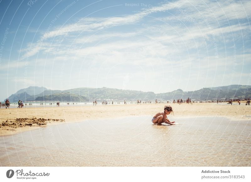 kleines Mädchen am Meer Strand Familie & Verwandtschaft Kind platschen Freude Sommer Glück Ferien & Urlaub & Reisen Wasser Mensch Lifestyle Spielen Natur Sonne