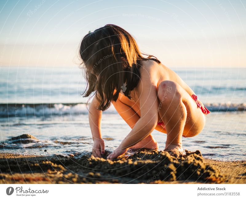 Süßes kleines Mädchen spielt mit Sand am Strand. Kind Spielen Sommer niedlich Ferien & Urlaub & Reisen Meer Jugendliche Außenaufnahme schön Glück Kindheit