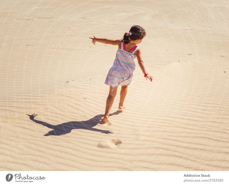 Süßes kleines Mädchen spielt mit Sand am Strand. Kind Spielen Sommer niedlich Ferien & Urlaub & Reisen Meer Jugendliche Außenaufnahme schön Glück Kindheit