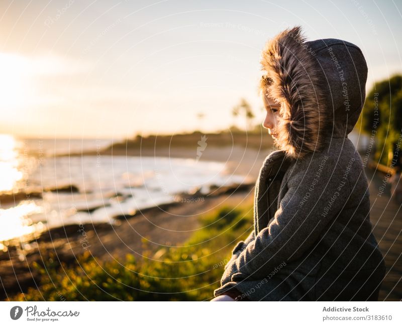 nachdenkliches Mädchen am Strand im Winter Kind besinnlich Meer Erkundung Frühling Tag Natur Ferien & Urlaub & Reisen kalt klein Herbst Mensch Wasser