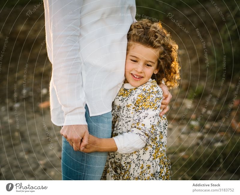 Mutter mit ihrer Tochter am Strand Familie & Verwandtschaft Seeküste Ferien & Urlaub & Reisen Kind Lächeln Umarmen Frau mittleren Alters Mädchen Zusammensein