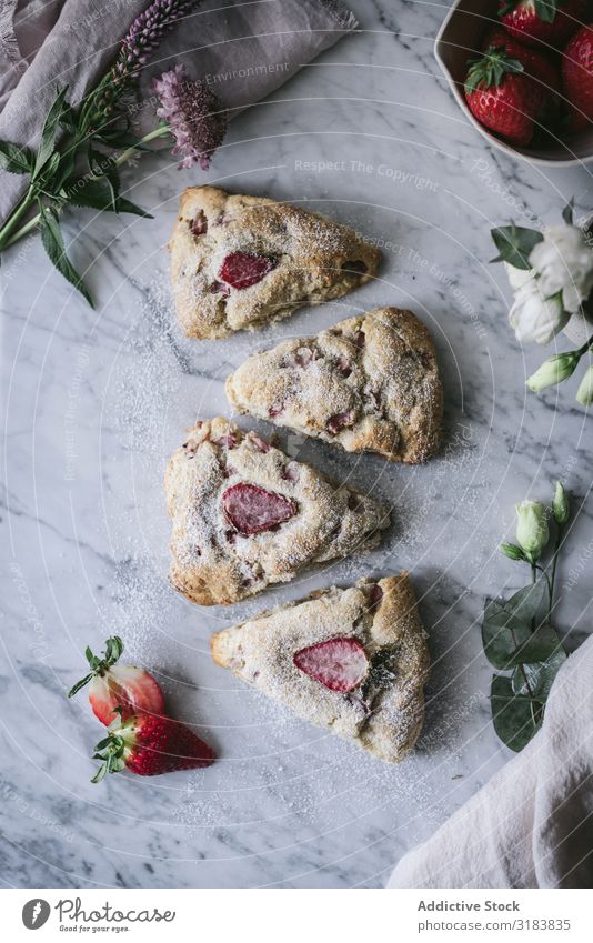 Erdbeerkuchen auf Marmortisch Erdbeeren Scones Küche Tisch Backwaren Blume Lebensmittel Dessert Frucht süß Plätzchen Kekse Frühstück Morgen Blüte geschmackvoll