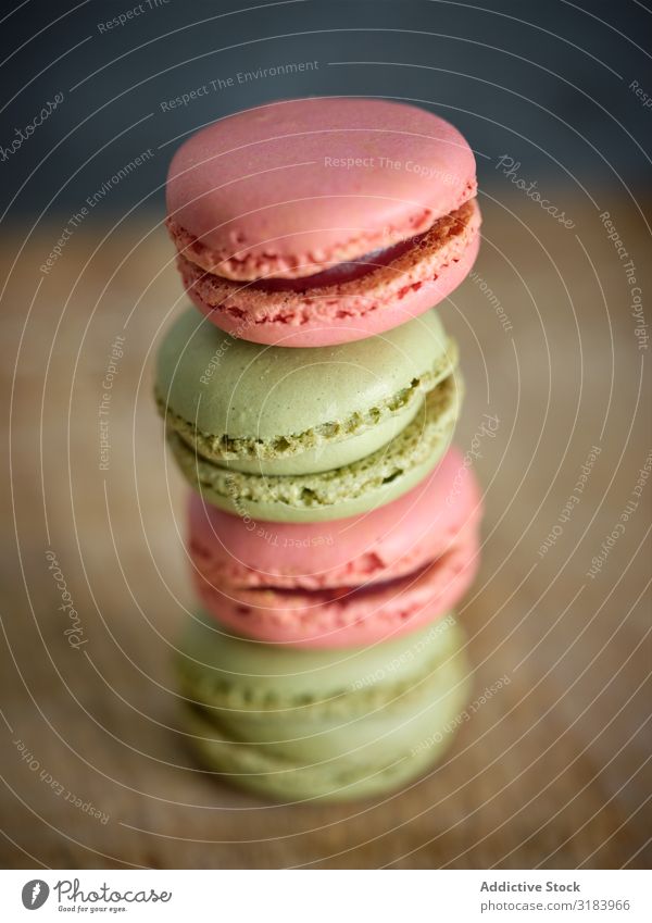 leuchtend frische, leckere Makronenkekse auf Holzbrettern Haufen Macaron mehrfarbig Anhäufung Biskuit Holzplatte geschmackvoll rosa Plätzchen hell Geschmack