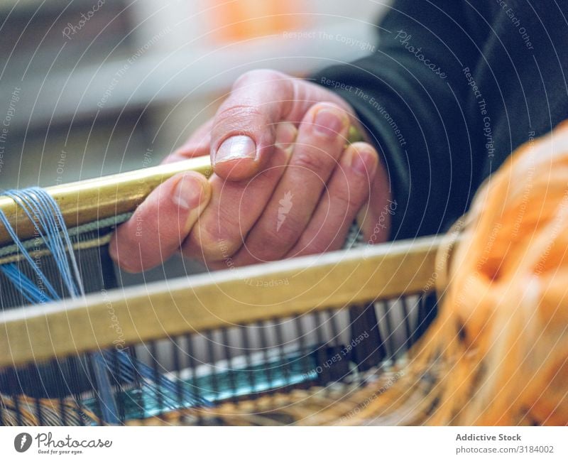 Getreideweber, der mit Faden arbeitet Weber Faser Spinning Zarge Holz Handwerk selbstgemacht alt Etage Fliesen u. Kacheln Textil Wolle Baumwolle schäbig