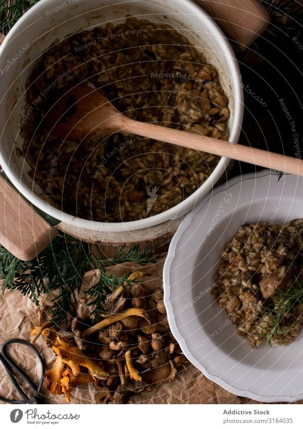 Rosmarin auf Risotto mit Kaninchen und Pilzen Reis Hase & Kaninchen Teller Tisch Küche rustikal Speise Abendessen Lebensmittel Fleisch Italienisch