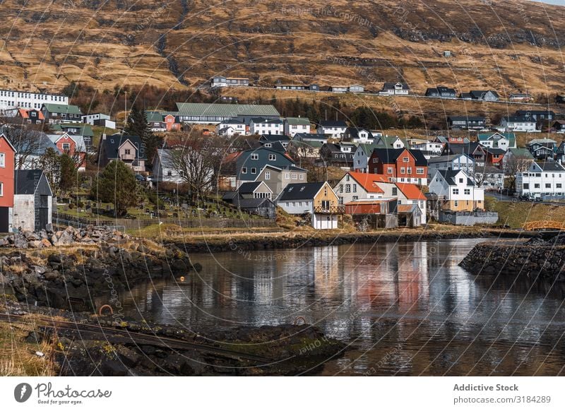 Kleine Siedlung am Hügel Stadt Landschaft Haus Føroyar Außenseite Wetter Himmel Wohnsiedlung Dorf Hütten Felsen Berge u. Gebirge Gipfel harmonisch Idylle ruhig