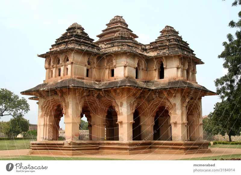 Lotus Mahal in Hampi schön Ferien & Urlaub & Reisen Palast Platz Gebäude Kreativität Damenpalast historisch vergangen künstlerisch einfallsreich Konstruktion