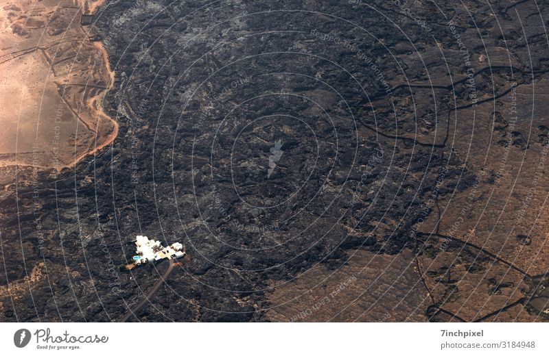 Luftbild Lanzarote Menschenleer Überflug Haus Pool Lava Lavafeld Textfreiraum oben Textfreiraum Mitte Farbfoto Natur Landschaft Vulkan Urelemente Braun