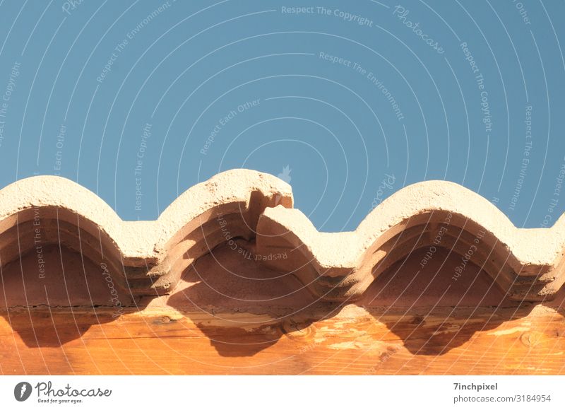 Dachziegel Menschenleer Außenaufnahme Holzbalken Blau Schönes Wetter Himmel Ziegel Textfreiraum Oben Architektur Wolkenloser Himmel Haus Bauwerk Farbfoto