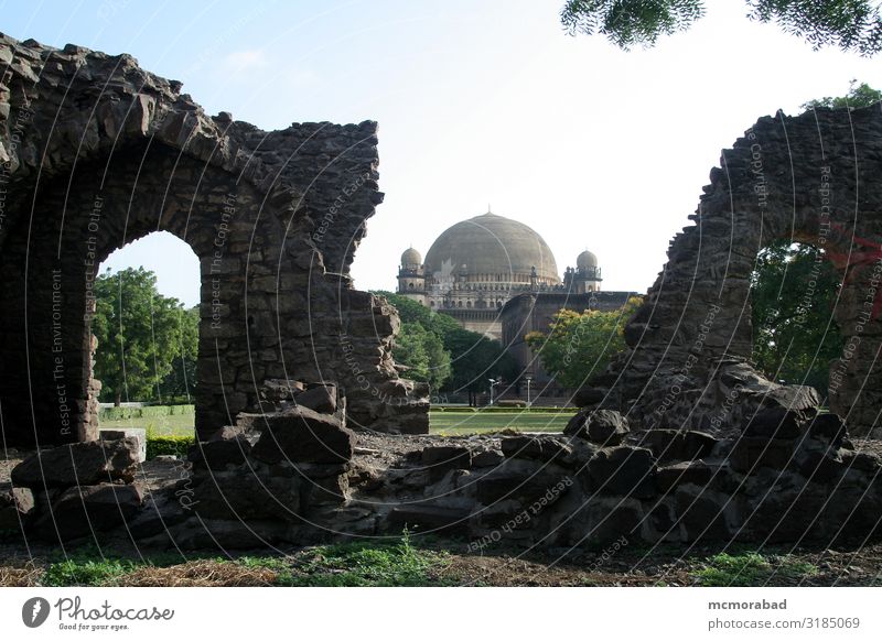 Gumbaz hinter den Ruinen Ferien & Urlaub & Reisen Tourismus Balkon Denkmal ästhetisch Gol Gumbaz Wahrzeichen historisch Adilshahihi Dom Arena flüsternd hauchen