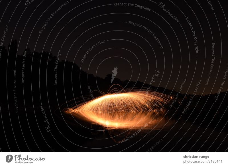 Flying Sparkles Seil Natur Landschaft Flussufer Metall Coolness schön orange Farbfoto Außenaufnahme Experiment Abend Langzeitbelichtung Bewegungsunschärfe