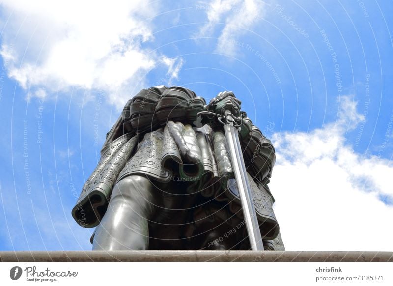 Statue mit Schwert von unten gegen blauen Himmel 1 Mensch Kunst Skulptur Stadt Stadtzentrum Burg oder Schloss Marktplatz Bauwerk Aggression ästhetisch sportlich