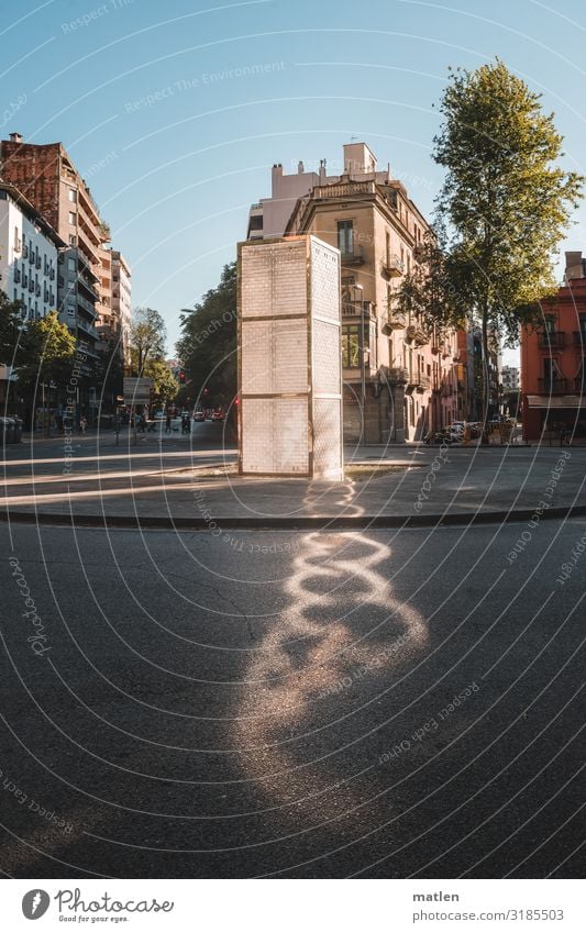 Lichtspiel Stadt Haus Platz Verkehrswege Straße Straßenkreuzung leuchten Stele Spiegelei Farbfoto Außenaufnahme Textfreiraum links Textfreiraum rechts