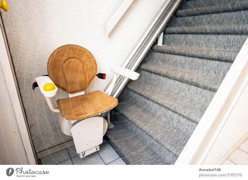 Automatischer Treppenlift auf einer Treppe für ältere und behinderte Menschen Lifestyle Design Wohnung Haus Stuhl Gebäude Architektur Fahrstuhl alt modern